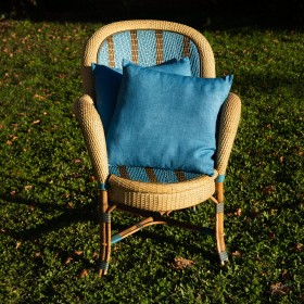 Housse de coussin unie en lin, de forme carrée, teinte en Bleu de Lectoure